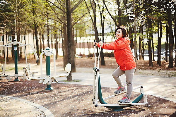 포토 JPG 주간 전신 나무 응시 공원 여자 중년 50대 중년라이프 건강 한명 서기 미소 야외 옆모습 아웃포커스 운동복 운동 운동기구 한국인 중년여자한명만 국내포토 자연요소 식물 1 라이프스타일 시선 옷 공공시설 뷰포인트 모션 촬영기법 표정 사람 동양인 성인 헬스 여자한명만 중년여자만 파일형식