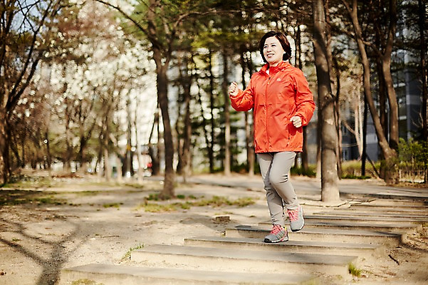 포토 JPG 주간 전신 나무 응시 공원 여자 중년 50대 중년라이프 한명 서기 미소 야외 앞모습 아웃포커스 운동복 조깅 운동 걷기 한국인 중년여자한명만 국내포토 자연요소 식물 1 라이프스타일 시선 옷 공공시설 뷰포인트 모션 촬영기법 표정 건강 사람 동양인 성인 여자한명만 중년여자만 파일형식