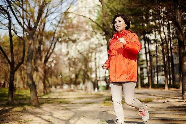 포토 JPG 주간 전신 나무 응시 공원 여자 중년 50대 중년라이프 한명 서기 미소 야외 옆모습 아웃포커스 운동복 조깅 운동 걷기 한국인 중년여자한명만 국내포토 자연요소 식물 1 라이프스타일 시선 옷 공공시설 뷰포인트 모션 촬영기법 표정 건강 사람 동양인 성인 여자한명만 중년여자만 파일형식