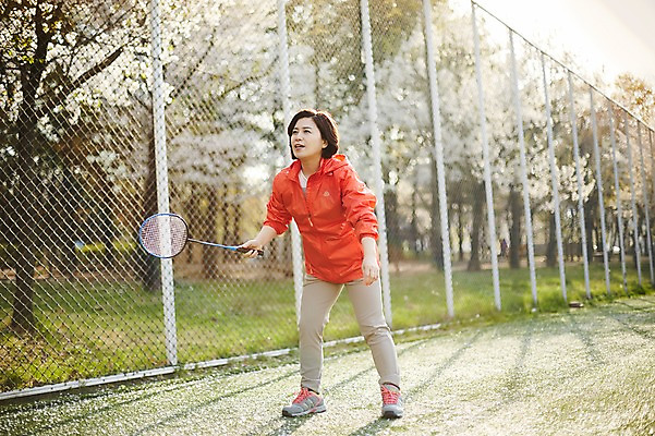 포토 JPG 주간 응시 공원 여자 중년 50대 중년라이프 건강 한명 서기 들기 상반신 야외 옆모습 아웃포커스 운동복 운동 한국인 배드민턴라켓 배드민턴 철조망 중년여자한명만 국내포토 자연요소 1 라이프스타일 시선 옷 공공시설 뷰포인트 모션 촬영기법 사람 동양인 성인 구기 라켓 여자한명만 중년여자만 파일형식