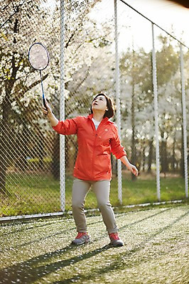 포토 JPG 주간 응시 공원 여자 중년 50대 중년라이프 건강 한명 서기 들기 상반신 야외 앞모습 아웃포커스 운동복 운동 한국인 배드민턴라켓 배드민턴 철조망 중년여자한명만 국내포토 자연요소 1 라이프스타일 시선 옷 공공시설 뷰포인트 모션 촬영기법 사람 동양인 성인 구기 라켓 여자한명만 중년여자만 파일형식