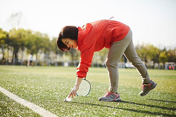 포토 JPG 주간 응시 공원 여자 중년 50대 중년라이프 한명 서기 미소 들기 상반신 야외 옆모습 아웃포커스 운동복 한국인 배드민턴라켓 셔틀콕 밤줍기 중년여자한명만 국내포토 자연요소 1 라이프스타일 시선 옷 공공시설 스포츠용품 뷰포인트 모션 촬영기법 표정 사람 동양인 성인 라켓 여자한명만 중년여자만 파일형식 줍기