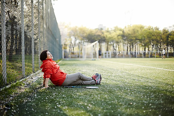 포토 JPG 주간 응시 공원 여자 중년 50대 중년라이프 휴식 한명 미소 앉기 상반신 야외 옆모습 아웃포커스 운동복 한국인 배드민턴라켓 철조망 중년여자한명만 국내포토 자연요소 1 라이프스타일 시선 옷 공공시설 뷰포인트 컨셉 모션 촬영기법 표정 사람 동양인 성인 라켓 여자한명만 중년여자만 파일형식