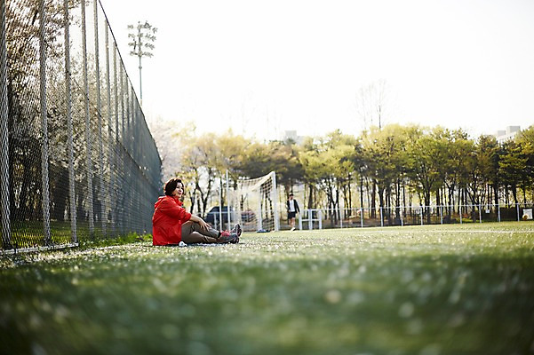 포토 JPG 주간 공원 여자 로우앵글 중년 50대 중년라이프 휴식 한명 미소 앉기 상반신 야외 옆모습 아웃포커스 운동복 한국인 골대 철조망 중년여자한명만 국내포토 자연요소 1 라이프스타일 옷 공공시설 뷰포인트 컨셉 모션 촬영기법 표정 사람 동양인 성인 여자한명만 중년여자만 파일형식