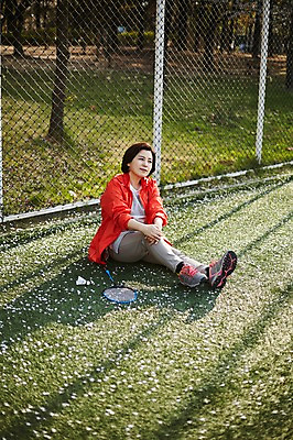 포토 JPG 주간 응시 공원 여자 중년 50대 중년라이프 한명 미소 앉기 상반신 야외 옆모습 운동복 한국인 배드민턴라켓 셔틀콕 철조망 중년여자한명만 국내포토 자연요소 1 라이프스타일 시선 옷 공공시설 스포츠용품 뷰포인트 모션 표정 사람 동양인 성인 라켓 여자한명만 중년여자만 파일형식