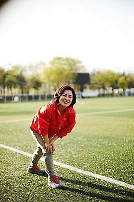 포토 JPG 주간 전신 공원 여자 중년 50대 중년라이프 한명 서기 미소 야외 앞모습 아웃포커스 운동복 스트레칭 한국인 중년여자한명만 국내포토 자연요소 1 라이프스타일 옷 공공시설 뷰포인트 모션 촬영기법 표정 사람 동양인 성인 운동 여자한명만 중년여자만 파일형식