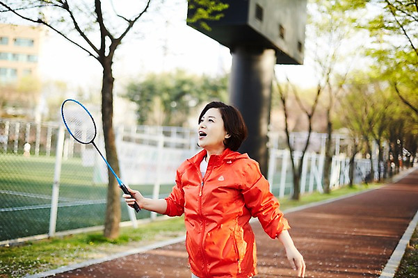 포토 JPG 주간 나무 공원 여자 중년 50대 중년라이프 건강 한명 서기 미소 들기 상반신 야외 앞모습 아웃포커스 운동복 운동 한국인 배드민턴라켓 배드민턴 중년여자한명만 국내포토 자연요소 식물 1 라이프스타일 옷 공공시설 뷰포인트 모션 촬영기법 표정 사람 동양인 성인 구기 라켓 여자한명만 중년여자만 파일형식