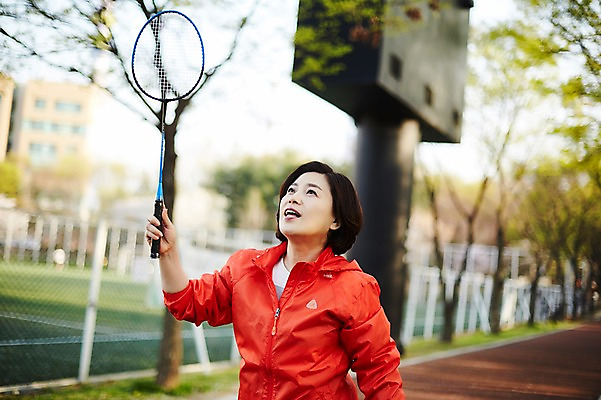 포토 JPG 주간 나무 공원 여자 중년 50대 중년라이프 건강 한명 서기 미소 들기 상반신 야외 앞모습 아웃포커스 운동복 운동 한국인 배드민턴라켓 배드민턴 중년여자한명만 국내포토 자연요소 식물 1 라이프스타일 옷 공공시설 뷰포인트 모션 촬영기법 표정 사람 동양인 성인 구기 라켓 여자한명만 중년여자만 파일형식