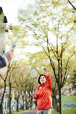 포토 JPG 주간 나무 손 공원 여자 중년 50대 중년라이프 건강 서기 미소 들기 상반신 야외 두명 앞모습 아웃포커스 신체부위 운동복 운동 한국인 배드민턴라켓 셔틀콕 배드민턴 국내포토 자연요소 식물 라이프스타일 옷 공공시설 스포츠용품 뷰포인트 모션 촬영기법 표정 사람 동양인 성인 구기 라켓 파일형식