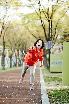 포토 JPG 주간 전신 나무 공원 여자 중년 50대 중년라이프 건강 한명 서기 미소 들기 야외 앞모습 아웃포커스 운동복 운동 한국인 배드민턴라켓 배드민턴 중년여자한명만 국내포토 자연요소 식물 1 라이프스타일 옷 공공시설 뷰포인트 모션 촬영기법 표정 사람 동양인 성인 구기 라켓 여자한명만 중년여자만 파일형식