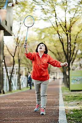 포토 JPG 주간 전신 나무 손 공원 여자 중년 50대 중년라이프 건강 서기 미소 들기 야외 두명 앞모습 아웃포커스 신체부위 운동복 운동 한국인 배드민턴라켓 배드민턴 국내포토 자연요소 식물 라이프스타일 옷 공공시설 뷰포인트 모션 촬영기법 표정 사람 동양인 성인 구기 라켓 파일형식