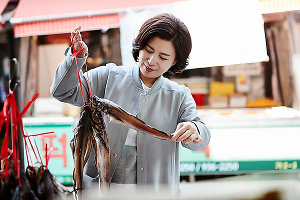 포토 JPG 주간 응시 여자 중년 50대 중년라이프 어류 한명 서기 미소 들기 상반신 야외 앞모습 아웃포커스 장보기 한국인 시장 명태 중년여자한명만 국내포토 자연요소 1 라이프스타일 시선 뷰포인트 모션 촬영기법 표정 사람 동양인 성인 수중동물 생태_생선 여자한명만 중년여자만 파일형식