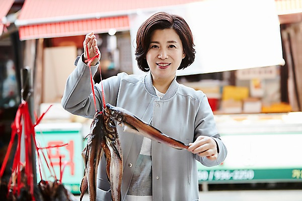 포토 JPG 주간 여자 중년 50대 중년라이프 어류 한명 서기 미소 들기 상반신 야외 앞모습 아웃포커스 장보기 한국인 시장 명태 중년여자한명만 국내포토 자연요소 1 라이프스타일 뷰포인트 모션 촬영기법 표정 사람 동양인 성인 수중동물 생태_생선 여자한명만 중년여자만 파일형식