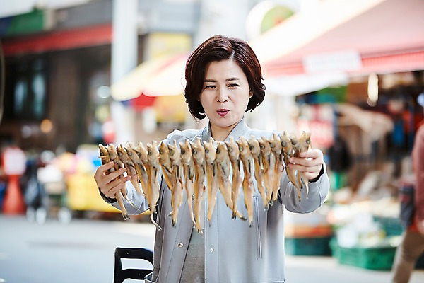 포토 JPG 주간 응시 여자 중년 50대 중년라이프 어류 한명 서기 들기 상반신 야외 앞모습 아웃포커스 장보기 한국인 시장 중년여자한명만 국내포토 자연요소 1 라이프스타일 시선 뷰포인트 모션 촬영기법 사람 동양인 성인 수중동물 여자한명만 중년여자만 파일형식 동물 인종 생활 여자만 중년만 성인만