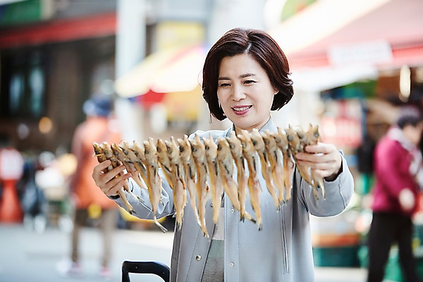 포토 JPG 주간 응시 여자 중년 50대 중년라이프 어류 서기 미소 들기 여러명 상반신 야외 앞모습 아웃포커스 장보기 한국인 시장 국내포토 자연요소 라이프스타일 시선 뷰포인트 다수 모션 촬영기법 표정 사람 동양인 성인 수중동물 파일형식