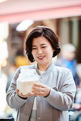 포토 JPG 주간 응시 여자 중년 50대 중년라이프 한명 서기 미소 들기 상반신 야외 앞모습 아웃포커스 장보기 한국인 시장 두부 중년여자한명만 국내포토 자연요소 1 라이프스타일 시선 뷰포인트 모션 촬영기법 표정 사람 동양인 성인 여자한명만 중년여자만 파일형식 인종 생활 여자만 중년만 성인만