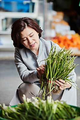 포토 JPG 주간 응시 여자 중년 50대 중년라이프 한명 미소 들기 앉기 상반신 야외 앞모습 아웃포커스 장보기 한국인 시장 쪽파 중년여자한명만 국내포토 자연요소 1 라이프스타일 시선 뷰포인트 모션 촬영기법 표정 사람 동양인 성인 파 여자한명만 중년여자만 파일형식