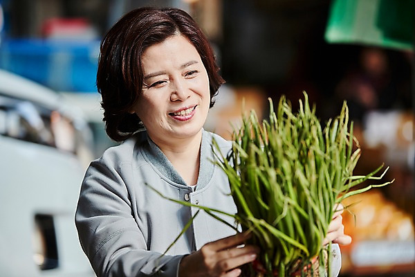 포토 JPG 주간 응시 여자 중년 50대 중년라이프 한명 미소 들기 앉기 상반신 야외 앞모습 아웃포커스 장보기 한국인 시장 쪽파 중년여자한명만 국내포토 자연요소 1 라이프스타일 시선 뷰포인트 모션 촬영기법 표정 사람 동양인 성인 파 여자한명만 중년여자만 파일형식