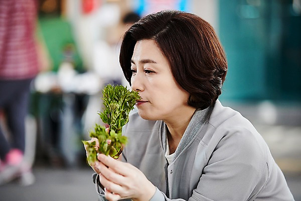 포토 JPG 주간 응시 여자 중년 50대 중년라이프 한명 들기 앉기 상반신 야외 옆모습 아웃포커스 장보기 한국인 시장 냄새 두릅 중년여자한명만 국내포토 자연요소 1 라이프스타일 시선 뷰포인트 채소 모션 촬영기법 사람 동양인 성인 여자한명만 중년여자만 파일형식