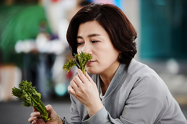 포토 JPG 주간 응시 여자 중년 50대 중년라이프 한명 들기 앉기 상반신 야외 옆모습 아웃포커스 장보기 한국인 시장 냄새 두릅 중년여자한명만 국내포토 자연요소 1 라이프스타일 시선 뷰포인트 채소 모션 촬영기법 사람 동양인 성인 여자한명만 중년여자만 파일형식