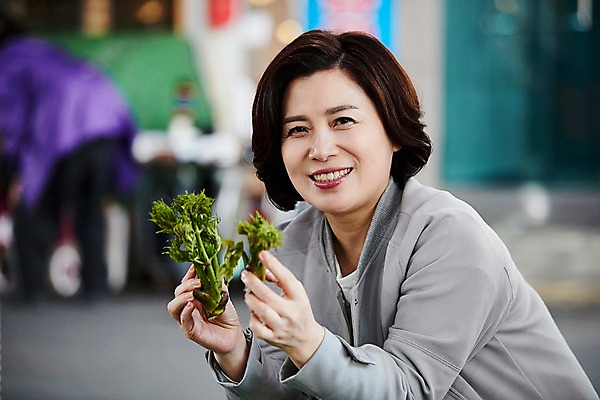 포토 JPG 주간 여자 중년 50대 중년라이프 한명 서기 미소 들기 상반신 야외 옆모습 아웃포커스 장보기 한국인 시장 두릅 중년여자한명만 국내포토 자연요소 1 라이프스타일 뷰포인트 채소 모션 촬영기법 표정 사람 동양인 성인 여자한명만 중년여자만 파일형식