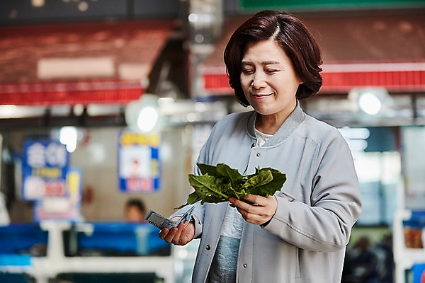 포토 JPG 주간 응시 여자 중년 50대 중년라이프 한명 서기 미소 들기 상반신 야외 앞모습 아웃포커스 장보기 한국인 시장 취나물 중년여자한명만 국내포토 자연요소 1 라이프스타일 시선 뷰포인트 모션 촬영기법 표정 사람 동양인 성인 나물 여자한명만 중년여자만 파일형식