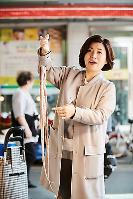 포토 JPG 주간 응시 여자 중년 50대 중년라이프 서기 미소 들기 상반신 야외 두명 앞모습 아웃포커스 장보기 한국인 가리킴 시장 장바구니 문어 국내포토 자연요소 라이프스타일 시선 뷰포인트 모션 연체동물 촬영기법 표정 사람 동양인 손짓 성인 쇼핑 바구니 수중동물 파일형식 동물 무척추동물 인종 생활