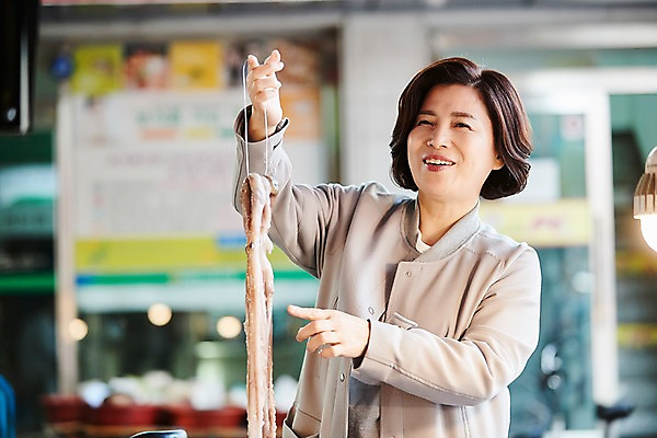 포토 JPG 주간 응시 여자 중년 50대 중년라이프 한명 서기 미소 들기 상반신 야외 앞모습 아웃포커스 장보기 한국인 가리킴 시장 문어 중년여자한명만 국내포토 자연요소 1 라이프스타일 시선 뷰포인트 모션 연체동물 촬영기법 표정 사람 동양인 손짓 성인 수중동물 여자한명만 중년여자만 파일형식