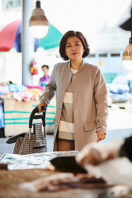 포토 JPG 주간 응시 여자 중년 50대 중년라이프 어류 한명 서기 미소 상반신 야외 앞모습 아웃포커스 장보기 한국인 시장 중년여자한명만 국내포토 자연요소 1 라이프스타일 시선 뷰포인트 모션 촬영기법 표정 사람 동양인 성인 수중동물 여자한명만 중년여자만 파일형식