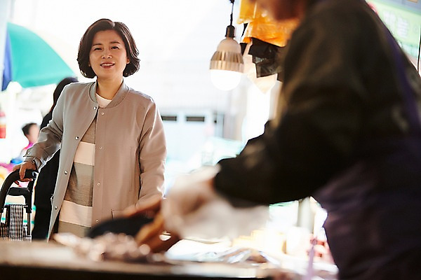 포토 JPG 주간 응시 여자 중년 50대 중년라이프 어류 서기 미소 상반신 야외 두명 앞모습 옆모습 아웃포커스 장보기 한국인 시장 장바구니 손질 국내포토 자연요소 라이프스타일 시선 뷰포인트 모션 촬영기법 표정 사람 동양인 성인 쇼핑 바구니 수중동물 파일형식