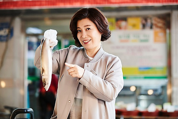 포토 JPG 주간 여자 중년 50대 중년라이프 어류 한명 서기 미소 들기 상반신 야외 앞모습 아웃포커스 장보기 한국인 가리킴 시장 고등어 중년여자한명만 국내포토 자연요소 1 라이프스타일 뷰포인트 모션 촬영기법 표정 사람 동양인 손짓 성인 수중동물 여자한명만 중년여자만 파일형식 동물 인종 생활 여자만 중년만 성인만