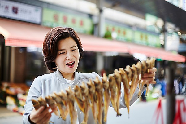 포토 JPG 주간 응시 여자 중년 50대 중년라이프 어류 한명 서기 미소 들기 상반신 야외 앞모습 아웃포커스 장보기 한국인 시장 중년여자한명만 국내포토 자연요소 1 라이프스타일 시선 뷰포인트 모션 촬영기법 표정 사람 동양인 성인 수중동물 여자한명만 중년여자만 파일형식 동물 인종 생활 여자만 중년만 성인만
