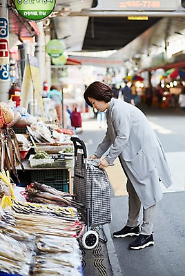 포토 JPG 주간 전신 응시 여자 중년 50대 돈 중년라이프 어류 한명 서기 야외 옆모습 아웃포커스 장보기 한국인 시장 장바구니 꺼내기 중년여자한명만 국내포토 자연요소 1 라이프스타일 시선 뷰포인트 모션 촬영기법 사람 동양인 성인 쇼핑 바구니 수중동물 재산 여자한명만 중년여자만 파일형식