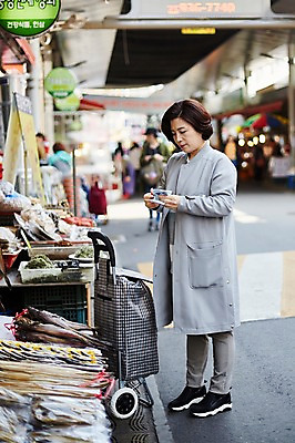 포토 JPG 주간 전신 응시 여자 중년 50대 돈 중년라이프 어류 서기 미소 여러명 야외 옆모습 아웃포커스 장보기 한국인 시장 장바구니 국내포토 자연요소 라이프스타일 시선 뷰포인트 다수 모션 촬영기법 표정 사람 동양인 성인 쇼핑 바구니 수중동물 재산 파일형식