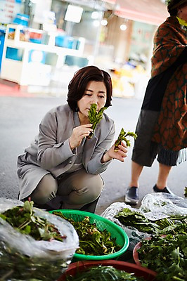 포토 JPG 주간 응시 여자 중년 50대 중년라이프 들기 앉기 상반신 야외 두명 앞모습 아웃포커스 장보기 한국인 시장 냄새 두릅 국내포토 자연요소 라이프스타일 시선 뷰포인트 채소 모션 촬영기법 사람 동양인 성인 파일형식