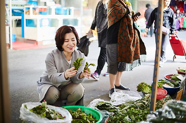 포토 JPG 주간 응시 여자 중년 50대 중년라이프 미소 들기 앉기 여러명 상반신 야외 앞모습 아웃포커스 장보기 한국인 시장 두릅 국내포토 자연요소 라이프스타일 시선 뷰포인트 다수 채소 모션 촬영기법 표정 사람 동양인 성인 파일형식