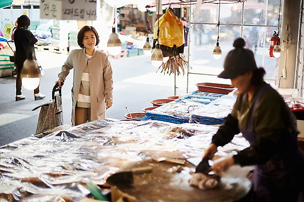 포토 JPG 주간 응시 여자 중년 50대 중년라이프 어류 서기 미소 상반신 야외 앞모습 옆모습 뒷모습 아웃포커스 세명 장보기 한국인 시장 장바구니 손질 국내포토 자연요소 라이프스타일 시선 뷰포인트 모션 촬영기법 표정 사람 동양인 성인 쇼핑 바구니 수중동물 파일형식
