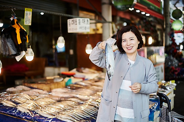 포토 JPG 주간 여자 중년 50대 중년라이프 어류 한명 서기 미소 들기 상반신 야외 앞모습 아웃포커스 장보기 한국인 시장 고등어 중년여자한명만 국내포토 자연요소 1 라이프스타일 뷰포인트 모션 촬영기법 표정 사람 동양인 성인 수중동물 여자한명만 중년여자만 파일형식