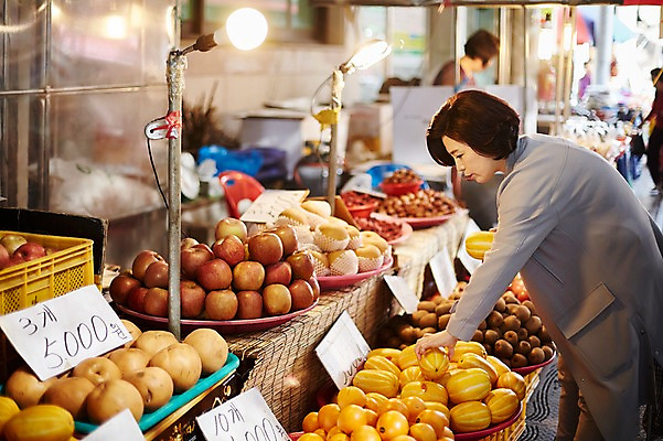 포토 JPG 주간 응시 여자 중년 50대 과일 중년라이프 서기 미소 상반신 야외 옆모습 아웃포커스 세명 장보기 한국인 잡기 시장 참외 국내포토 자연요소 라이프스타일 시선 뷰포인트 모션 촬영기법 표정 사람 동양인 성인 파일형식
