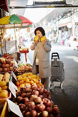 포토 JPG 주간 응시 여자 중년 50대 과일 중년라이프 한명 서기 미소 들기 상반신 야외 앞모습 아웃포커스 장보기 한국인 시장 장바구니 냄새 참외 중년여자한명만 국내포토 자연요소 1 라이프스타일 시선 뷰포인트 모션 촬영기법 표정 사람 동양인 성인 쇼핑 바구니 여자한명만 중년여자만 파일형식