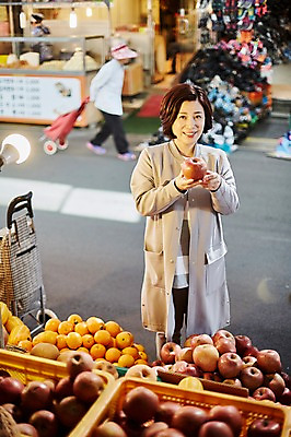 포토 JPG 주간 여자 노년 중년 50대 과일 중년라이프 서기 미소 들기 상반신 야외 앞모습 아웃포커스 세명 장보기 하이앵글 한국인 시장 사과 국내포토 자연요소 라이프스타일 뷰포인트 모션 촬영기법 표정 사람 동양인 성인 파일형식