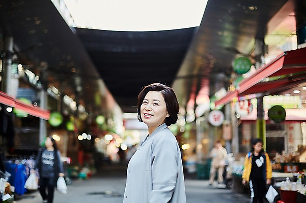 포토 JPG 주간 응시 여자 중년 50대 중년라이프 서기 미소 여러명 상반신 야외 옆모습 아웃포커스 장보기 한국인 뒤돌아보기 시장 국내포토 자연요소 라이프스타일 시선 뷰포인트 다수 모션 촬영기법 표정 사람 동양인 성인 파일형식