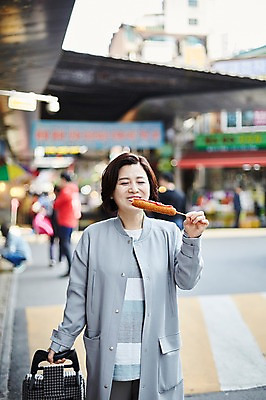 포토 JPG 주간 여자 중년 50대 중년라이프 서기 미소 들기 여러명 상반신 야외 앞모습 아웃포커스 장보기 눈감음 한국인 시장 먹기 장바구니 핫도그 국내포토 자연요소 라이프스타일 음식 뷰포인트 다수 모션 패스트푸드 촬영기법 표정 사람 동양인 성인 쇼핑 바구니 파일형식