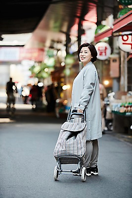 포토 JPG 주간 전신 여자 중년 50대 중년라이프 한명 서기 미소 야외 뒷모습 아웃포커스 장보기 한국인 잡기 뒤돌아보기 시장 장바구니 중년여자한명만 국내포토 자연요소 1 라이프스타일 뷰포인트 모션 촬영기법 표정 사람 동양인 성인 쇼핑 바구니 여자한명만 중년여자만 파일형식