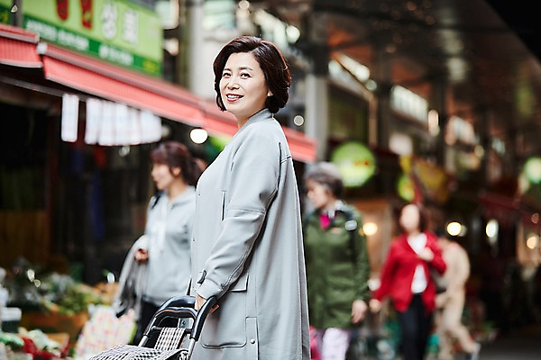 포토 JPG 주간 여자 중년 50대 중년라이프 서기 여러명 상반신 야외 옆모습 아웃포커스 장보기 한국인 잡기 뒤돌아보기 시장 장바구니 국내포토 자연요소 라이프스타일 뷰포인트 다수 모션 촬영기법 사람 동양인 성인 쇼핑 바구니 파일형식