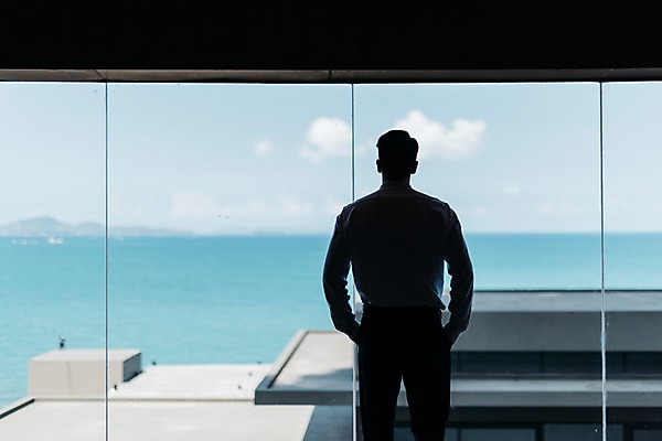 포토 JPG 서양인 남자 실루엣 회사 창문 태국 실내 한명 서기 상반신 20대 성인 뒷모습 비즈니스라이프 직장인 비즈니스맨 고민 성인남자한명만 국내포토 외국인 직업 1 라이프스타일 감정 아시아 뷰포인트 비즈니스 모션 촬영기법 사람 청년 내부 남자한명만 성인남자만 파일형식