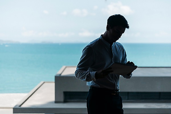 포토 JPG 서양인 응시 남자 실루엣 회사 창문 태국 실내 한명 서기 들기 상반신 20대 성인 앞모습 비즈니스라이프 기댐 자료 직장인 비즈니스맨 성인남자한명만 국내포토 외국인 직업 1 라이프스타일 시선 아시아 뷰포인트 비즈니스 모션 촬영기법 사람 청년 내부 남자한명만 성인남자만 파일형식