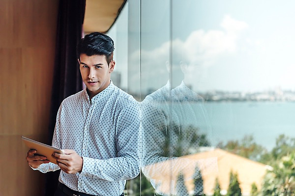 포토 JPG 서양인 남자 회사 창문 태국 실내 한명 서기 미소 들기 상반신 20대 성인 앞모습 아웃포커스 비즈니스라이프 태블릿 기댐 직장인 비즈니스맨 성인남자한명만 국내포토 외국인 직업 1 라이프스타일 아시아 뷰포인트 비즈니스 모션 촬영기법 표정 사람 청년 내부 전자제품 스마트기기 남자한명만 성인남자만 파일형식