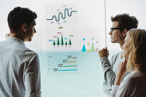 포토 JPG 서양인 응시 여자 남자 회사 창문 태국 회의 그래프 실내 서기 상반신 20대 성인 옆모습 뒷모습 아웃포커스 세명 비즈니스라이프 자료 직장인 비즈니스맨 비즈니스우먼 동료 회의실 성인만 국내포토 외국인 직업 라이프스타일 시선 아시아 뷰포인트 비즈니스 관계 모션 촬영기법 사람 청년 내부 파일형식