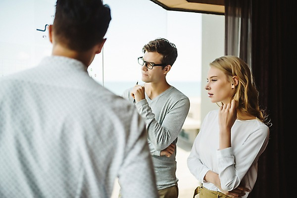 포토 JPG 서양인 응시 여자 남자 회사 창문 태국 회의 실내 서기 상반신 20대 성인 앞모습 뒷모습 아웃포커스 세명 비즈니스라이프 직장인 비즈니스맨 비즈니스우먼 동료 회의실 성인만 국내포토 외국인 직업 라이프스타일 시선 아시아 뷰포인트 비즈니스 관계 모션 촬영기법 사람 청년 내부 파일형식